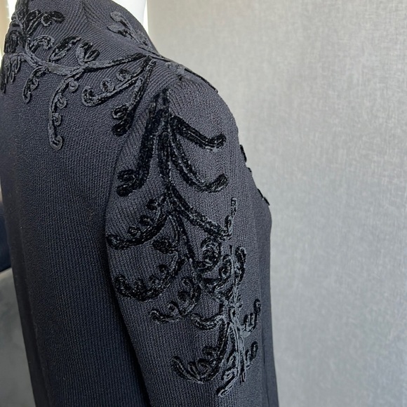 St. John Evening - Black embellished Jacket. GORGEOUS! Like NEW! Size 10 - Picture 6 of 10